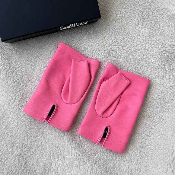Auth Chanel 22S All Over CC logo Pink Leather Fingerless Gloves - New Condition - Picture 2 of 11